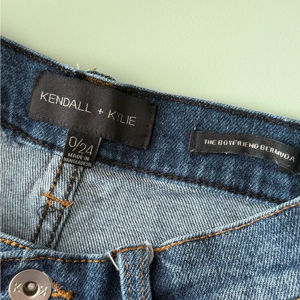 Kendall & Kylie The Boyfriend Bermuda Denim Shorts - Size 0 / 24 - 5” Inseam - Image 4