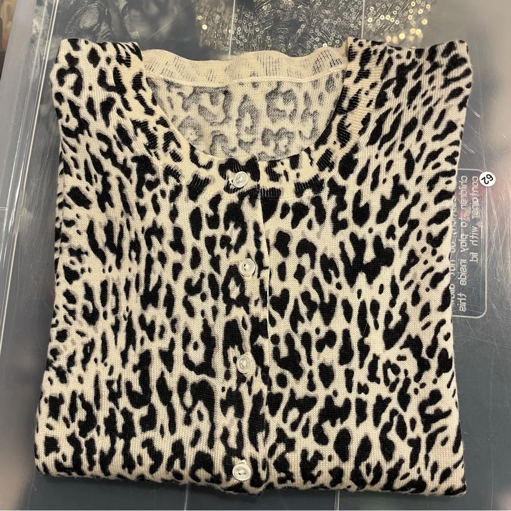 Adorable merino wool leopard print 3/4 sleeve cardigan sweater button front - Image 8