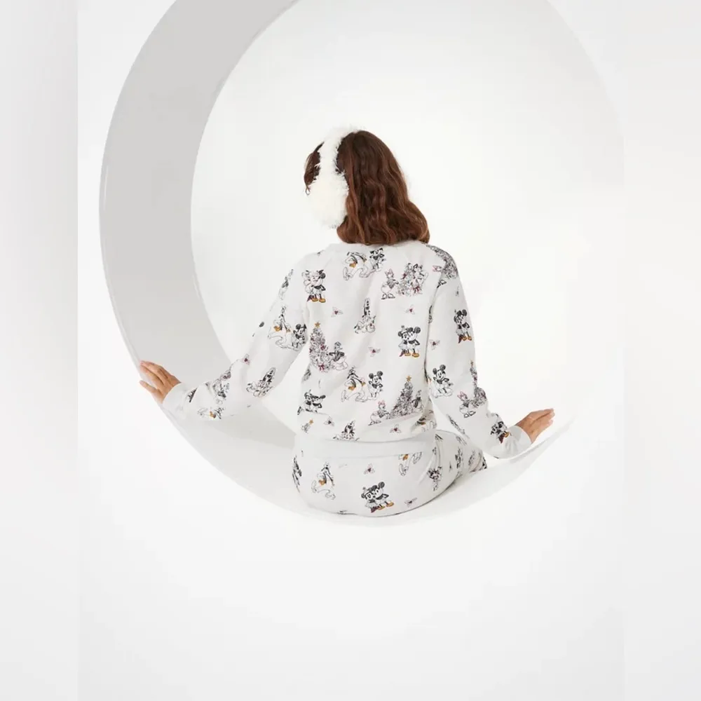 Disney x American Eagle lounge set Christmas Mickey Mouse Donald Duck size small - Image 3