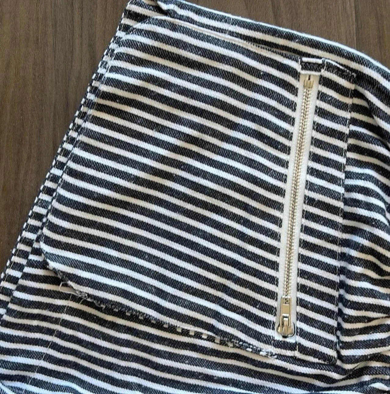 Blue and white stripped shorts with pockets - Image 2
