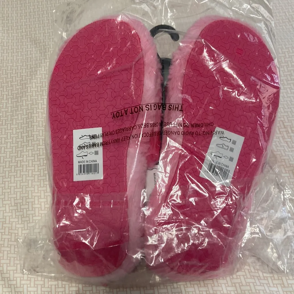 Barbie Limited Edition Fluffy Slippers NWT Size Small 5/6 Pink - Image 5