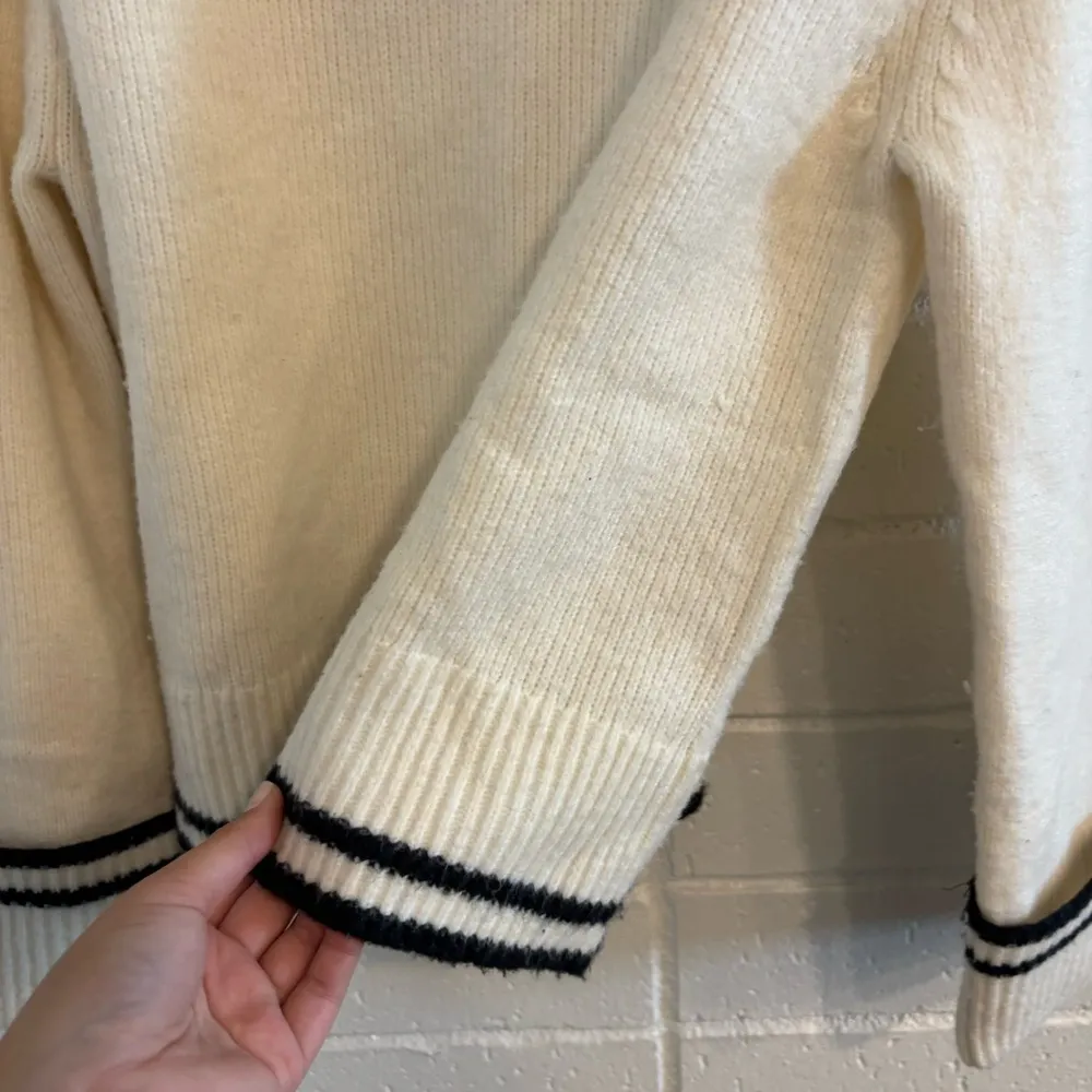 Abercrombie and Fitch easy v neck sweater in black and white - Image 4