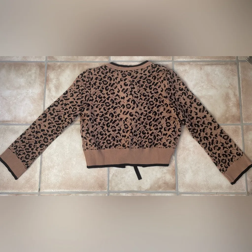 Cropped leopard / animal print women’s cardigan sweater, bow front, brown/back;L Brown Size L - Image 6