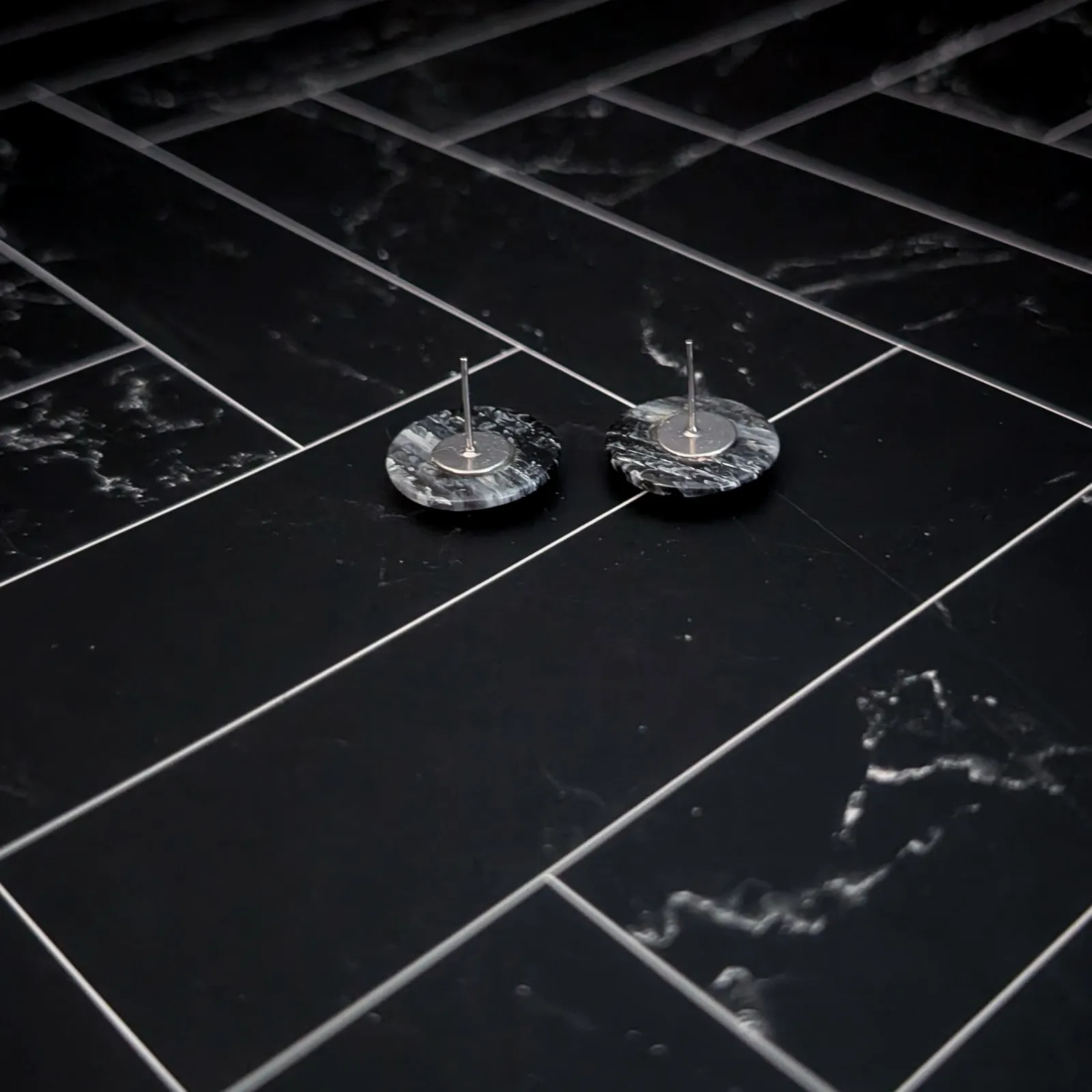 Vintage Stud Earrings Circle Black and Gray Tones - Image 4