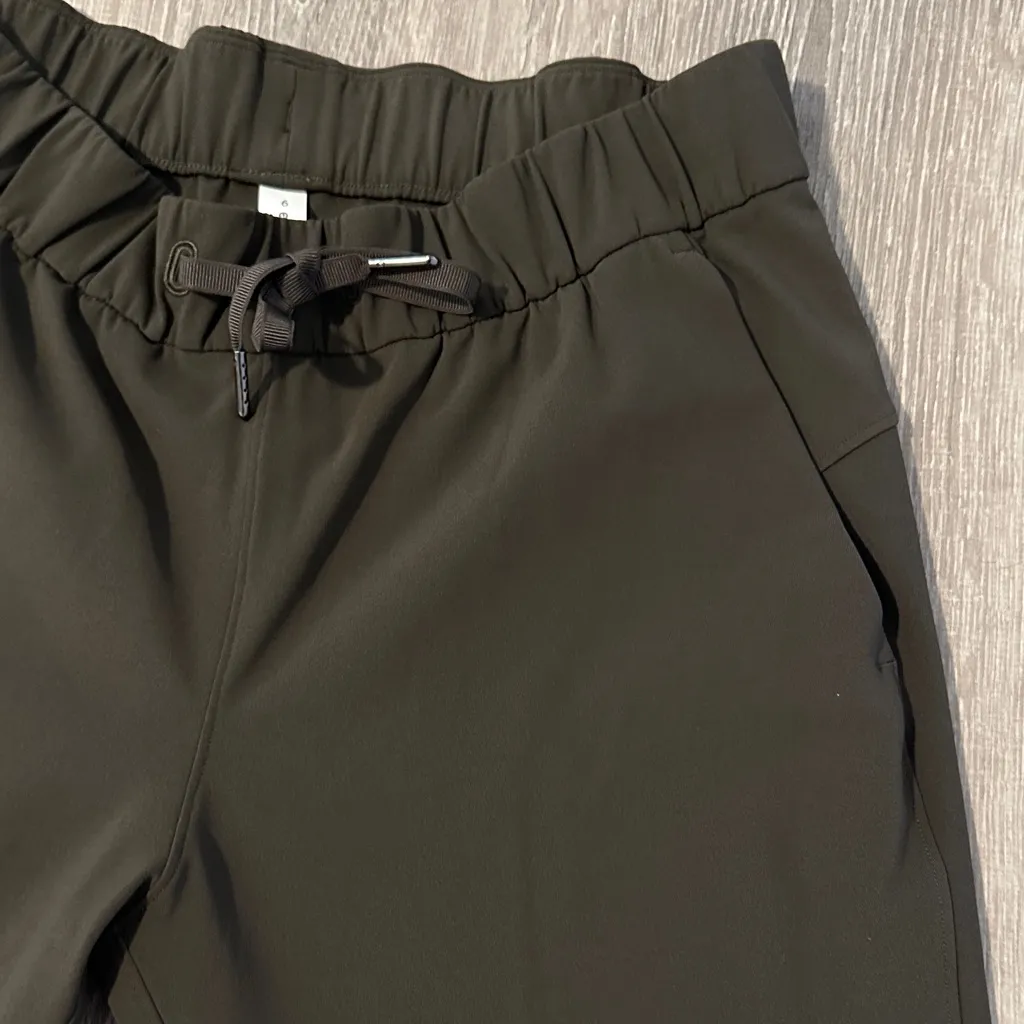 Lululemon Sz 6 On The Fly Crop Casual Crop‎ Dark Olive Drawstring Women’s Pants - Image 5