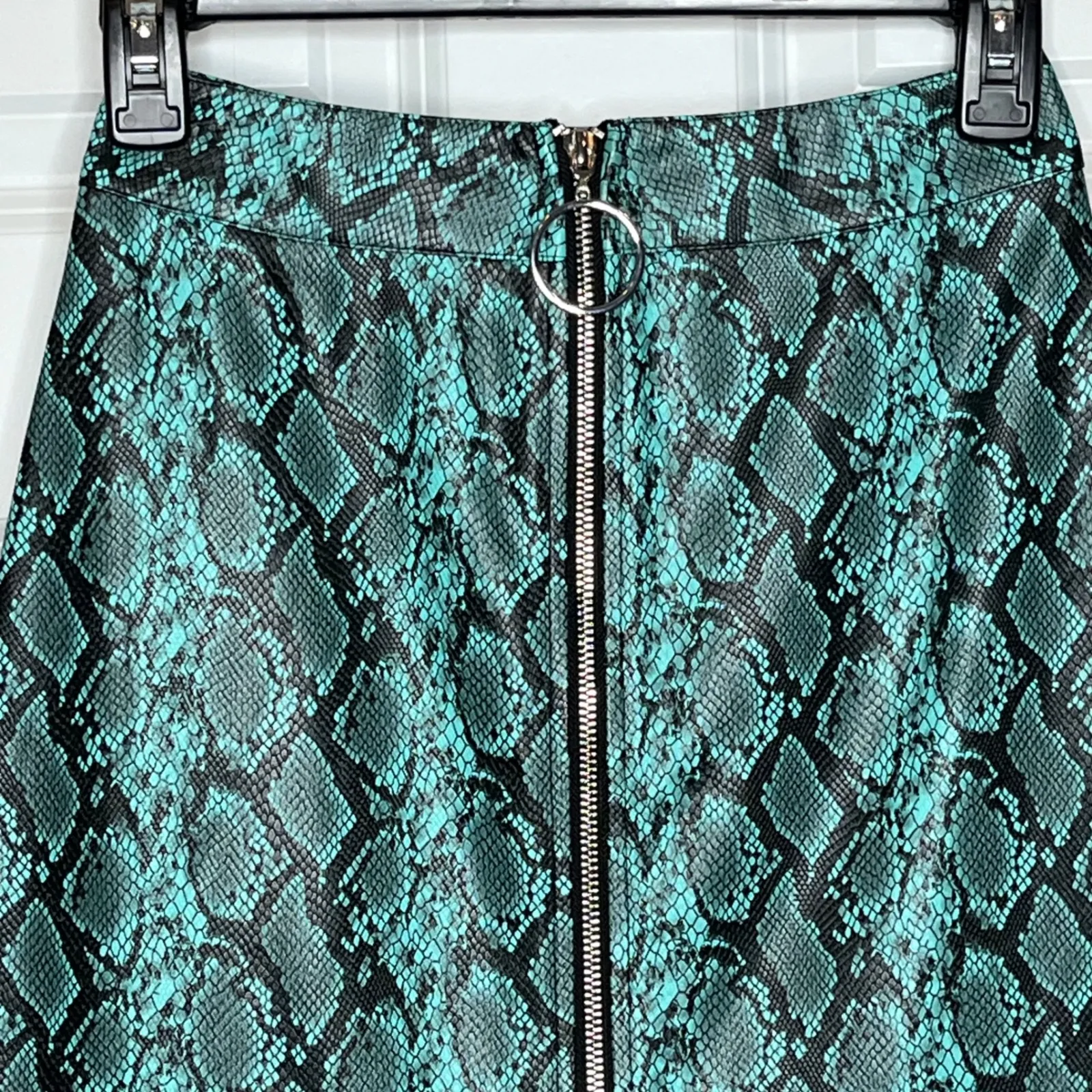 Tiger Mist NEW XS Blue Snake Print Faux Leather Zipper Ring Mini Skirt Turquoise - Image 3