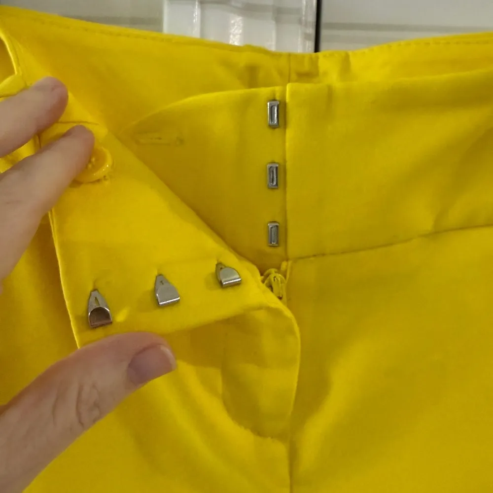 Outback Red NEW Bright Yellow Women's Shorts Size 2 Tomato Girl Sunny - Image 4