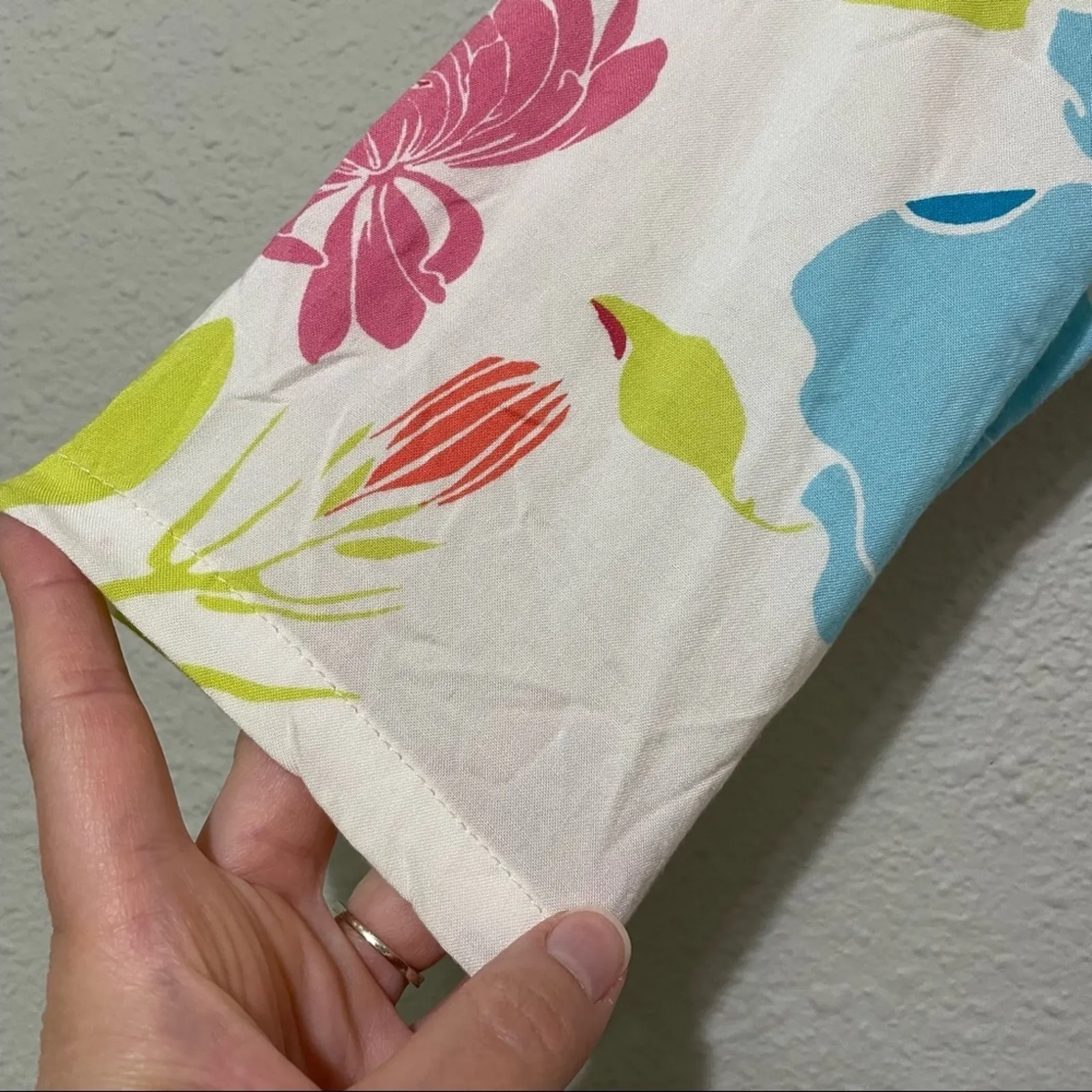 Green Tea White Blue & Green Floral Beaded Knot Front Cropped Y2K Blouse M Rayon Size M - Image 8