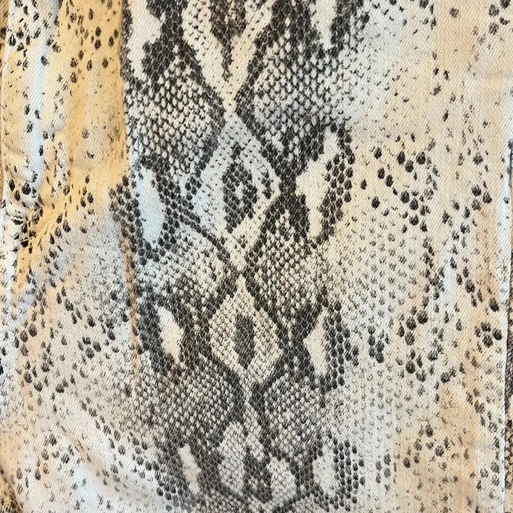 Zara High Rise Skinny White and Grey Snakeskin Printed Jeans - Image 3