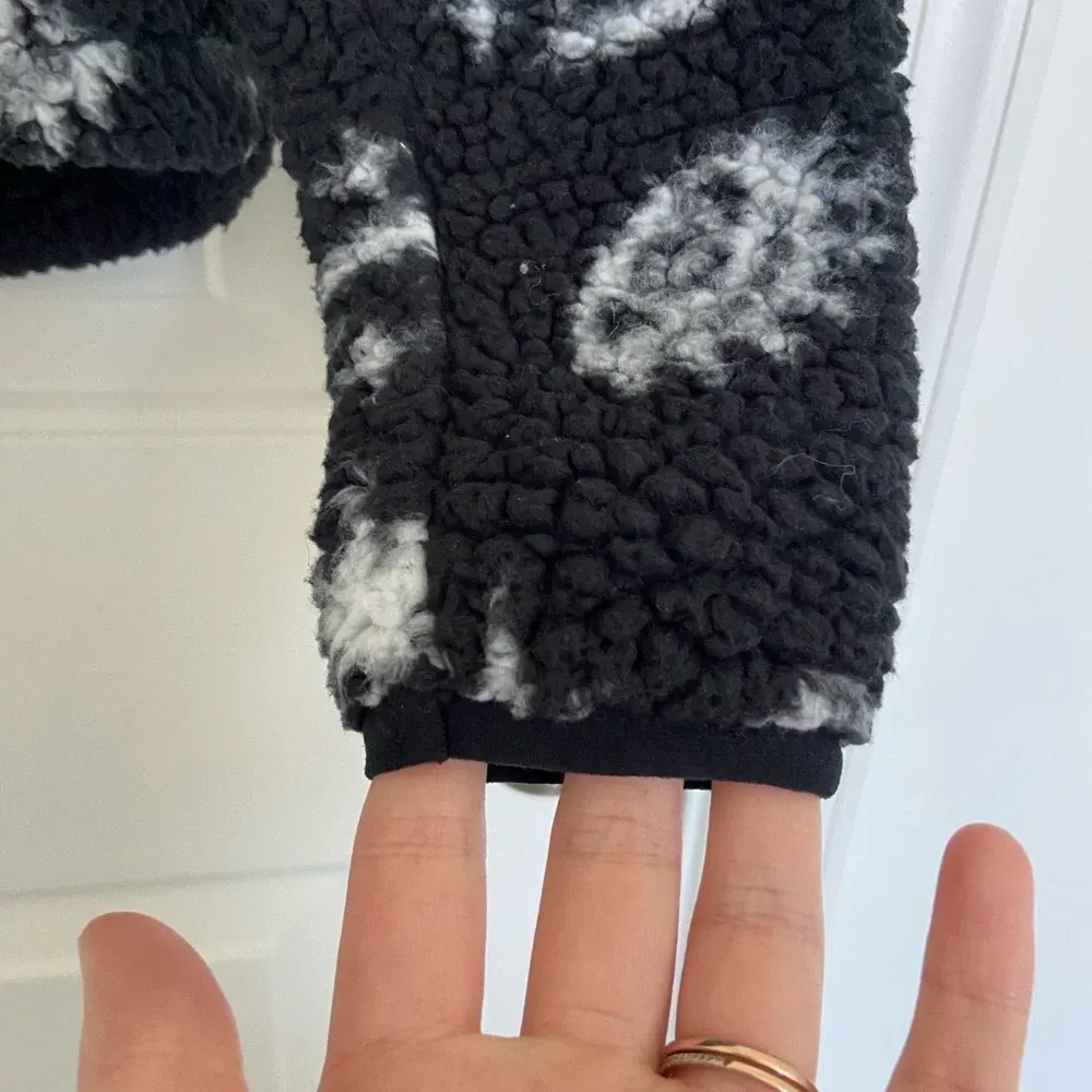 EUC | No Boundaries‎ junior’s plush patterned quarter zip jacket — XS - Image 4