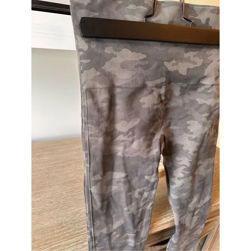 D06 SPANX Look at Me Now Seamless Cropped Leggings in Sage Camo Size Medium - Image 3