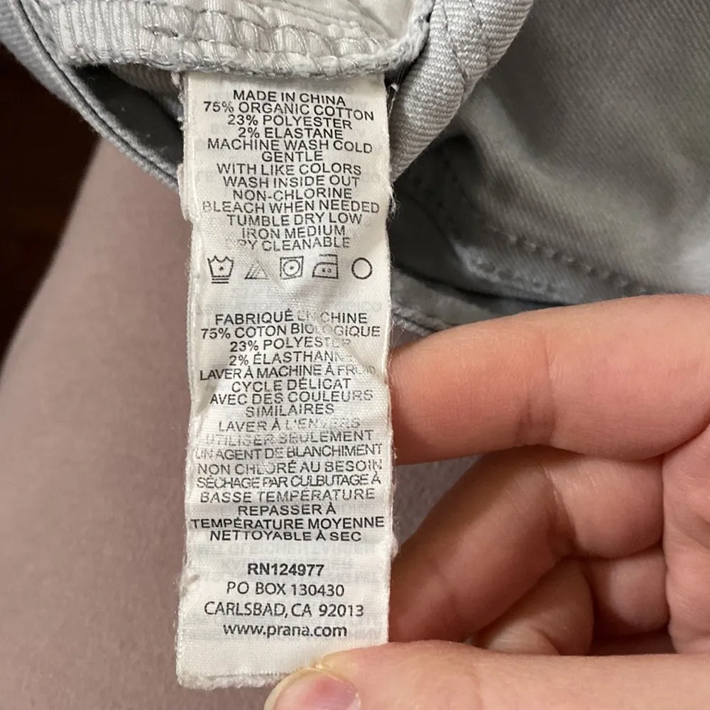 Kara fitted low rise slim leg organic cotton blend jeans in pale grey sz 4 - Image 10