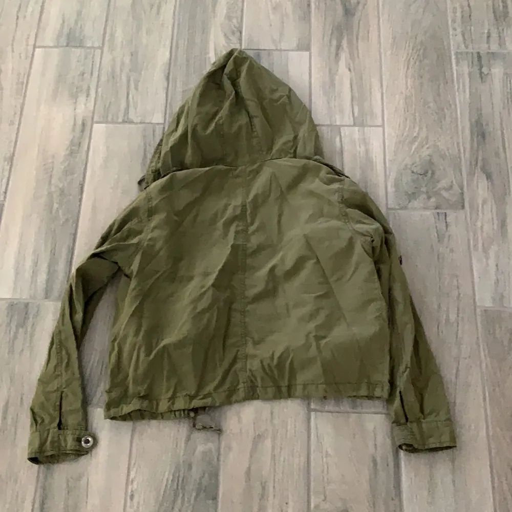 Brandy Melville  olive green zip up jacket - Image 4