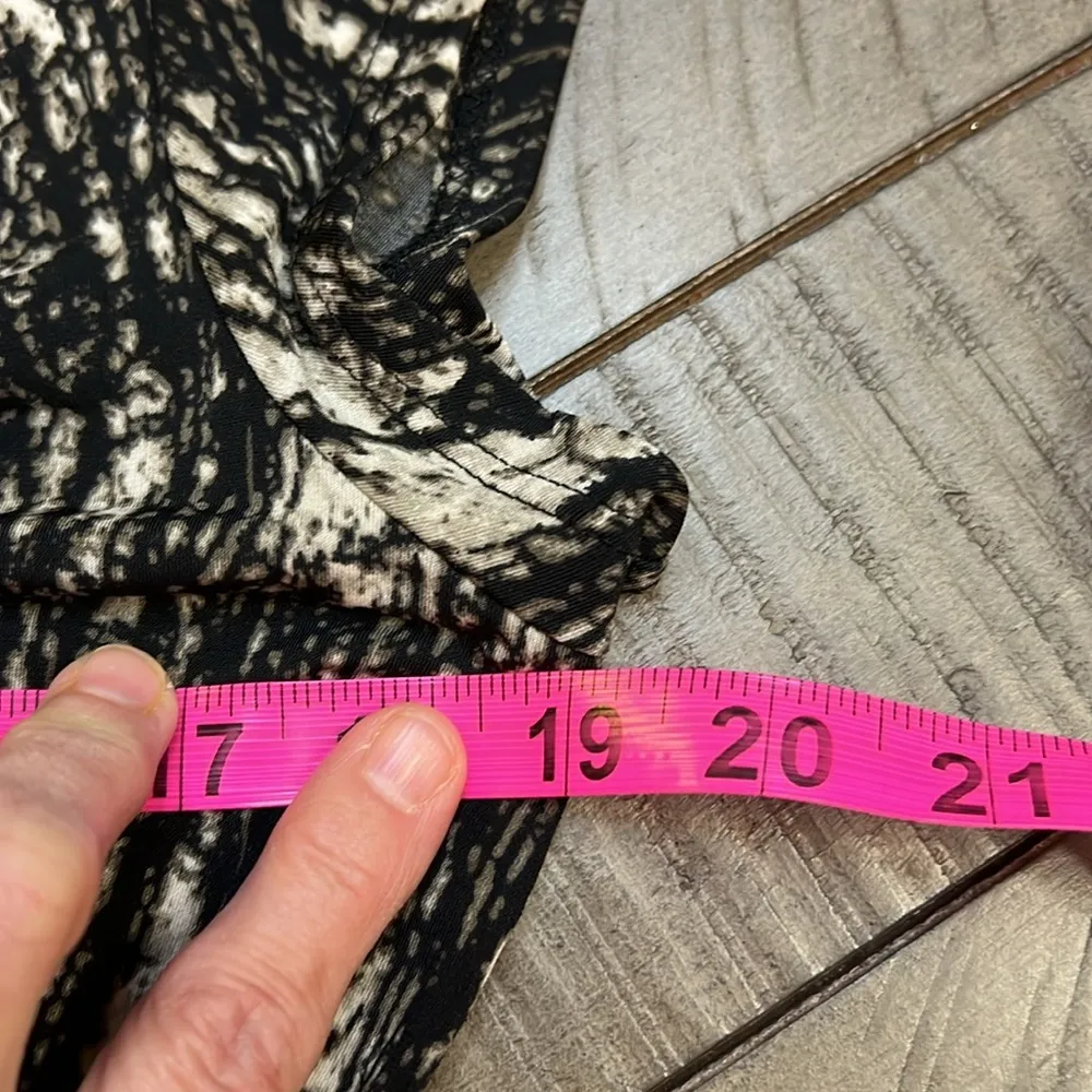 Adrienne Vittadini Black Pattern Cap Sleeve V-Neck Top EUC Size Large - Image 5