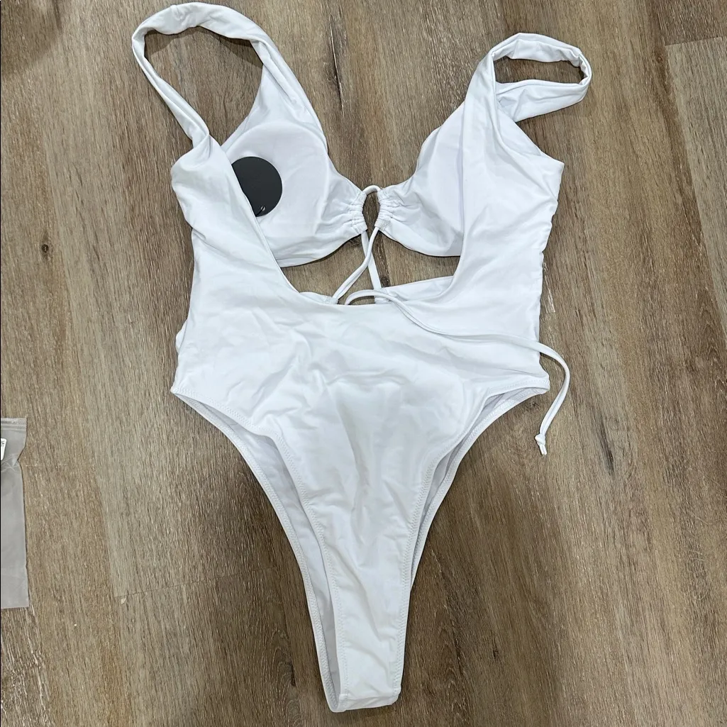 White Cutout One - Image 3