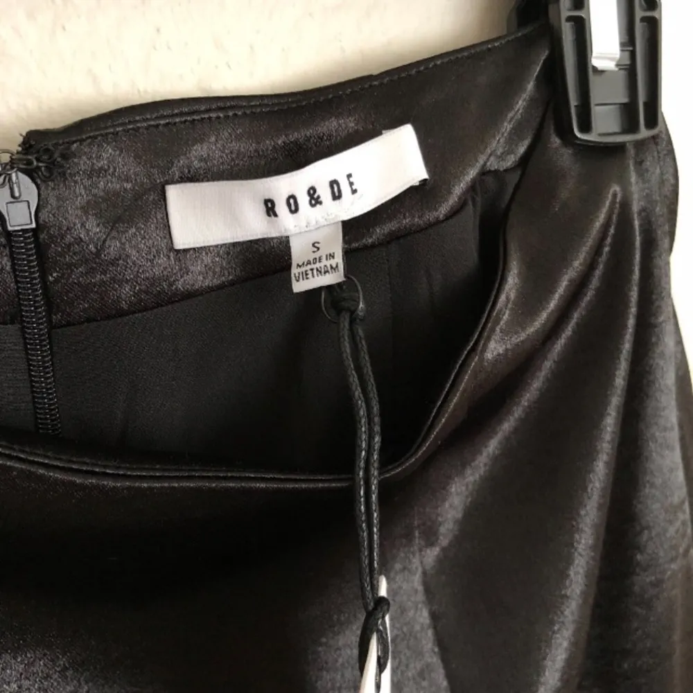 🆕 Ro & De Asymmetrical Ruffle Midi Skirt Black - Image 4