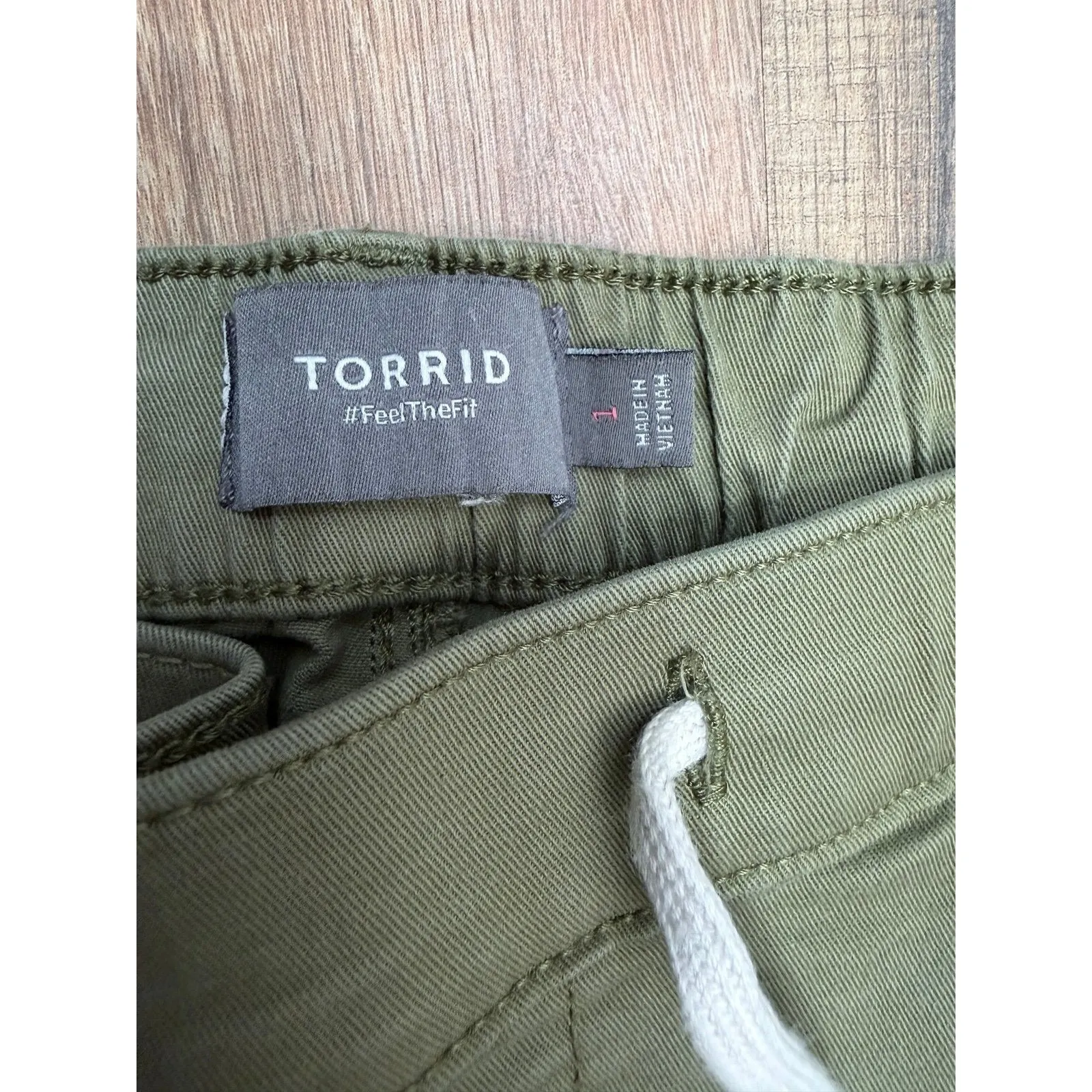 Torrid Olive Green Wide Leg‎ Crop Pants Women's Size 1 Drawstring Waist - Image 6