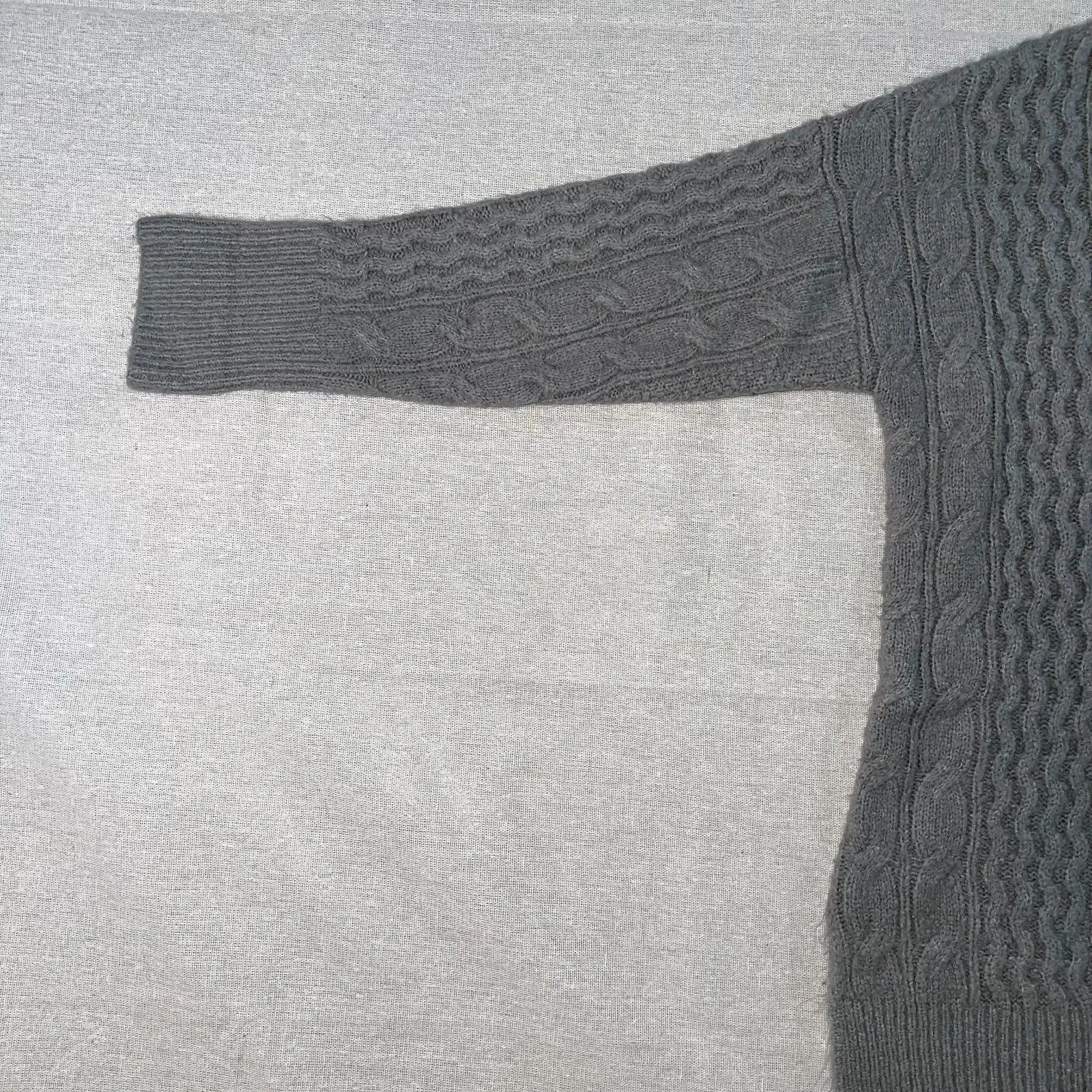 Elle | Gray Cable Knit 3/4 Length Sleeve Sweater | Small - Image 3