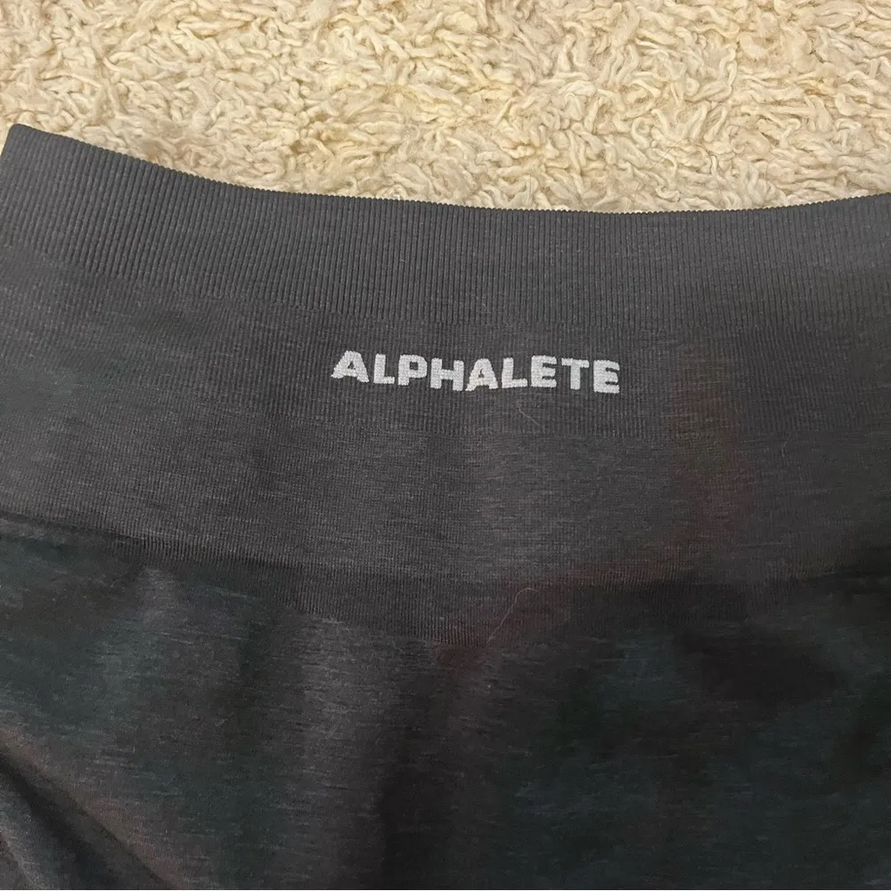 Alphalete  amplify biker shorts size medium - Image 4