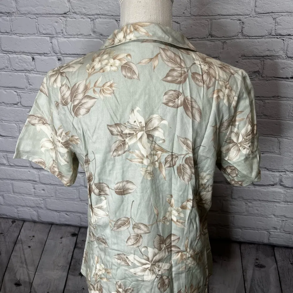 Women’s van Heusen fitted button down blouse size small - Image 5