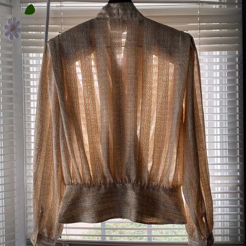 Vintage 80s Laura and Jayne silky cheetah button waist blouse, size 10 - Image 12