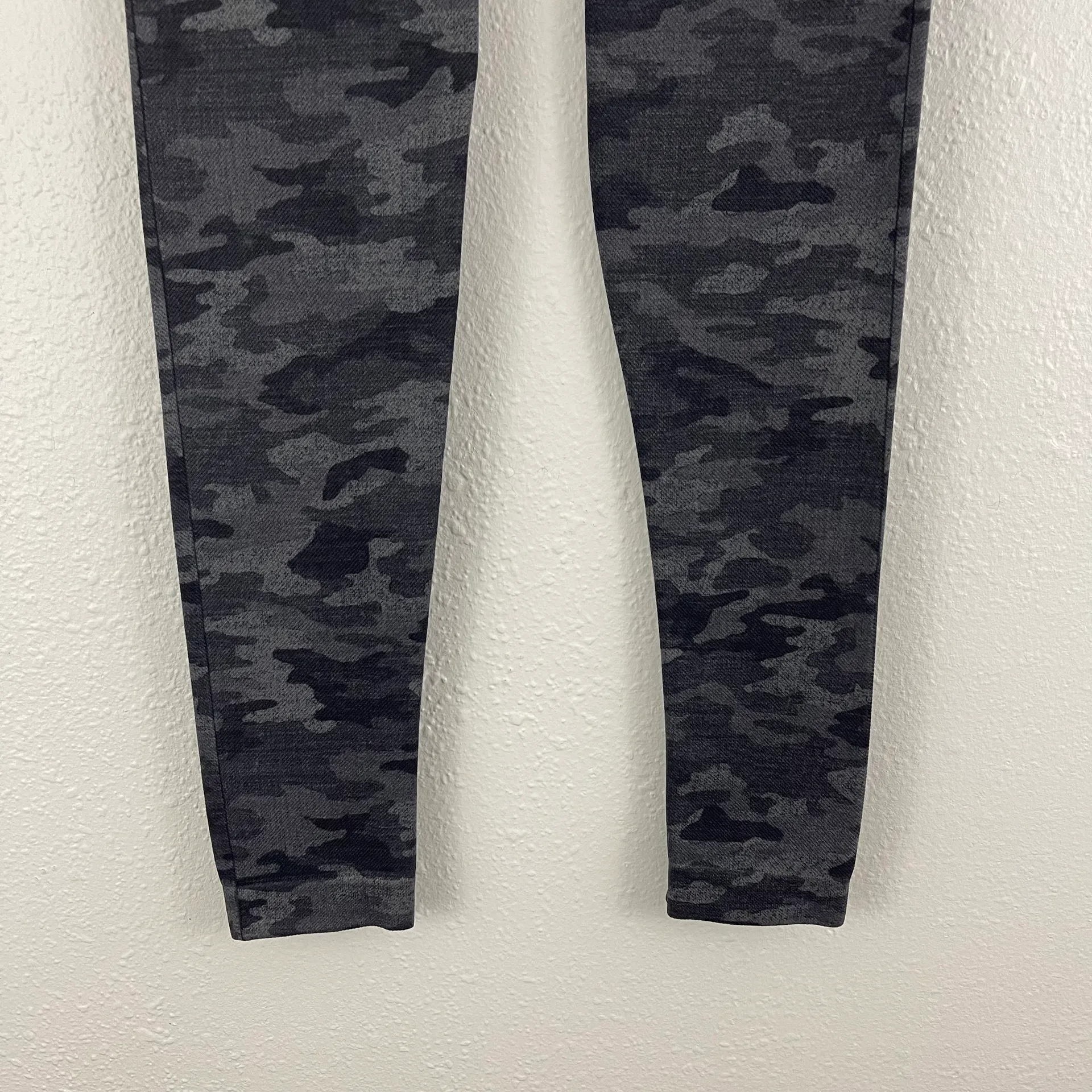 Spanx Heathered Black Camo High Waisted Look At Me Now Seamless Shaping Leggings - Image 6