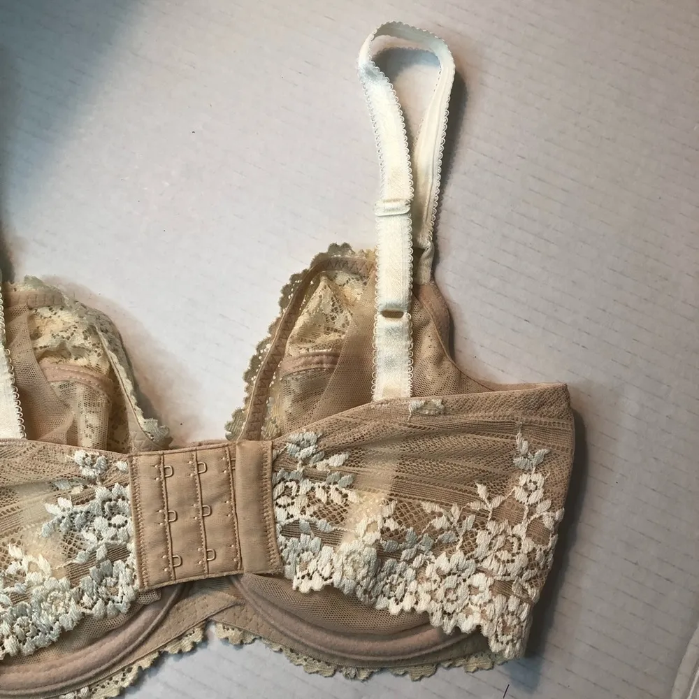 Wacoal Bra Embrace Lace Underwire Bra in Sand/Ivory Sz 32DDD/F EUC Style #65191 - Image 7