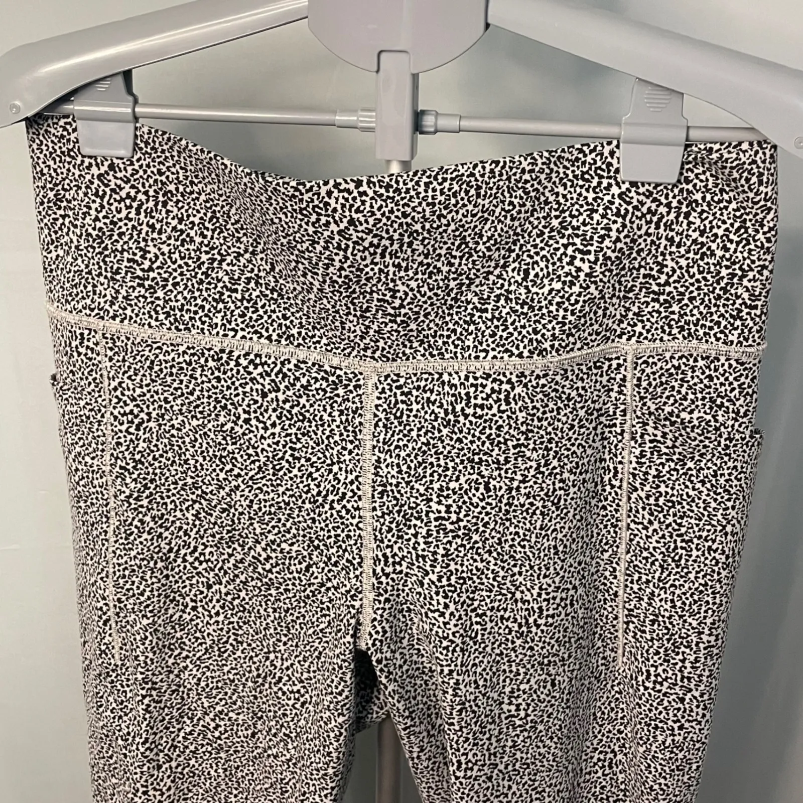 Athleta Salutation‎ Stash Pocket Textured Tight Leopard Print Workout Leggings - Image 3