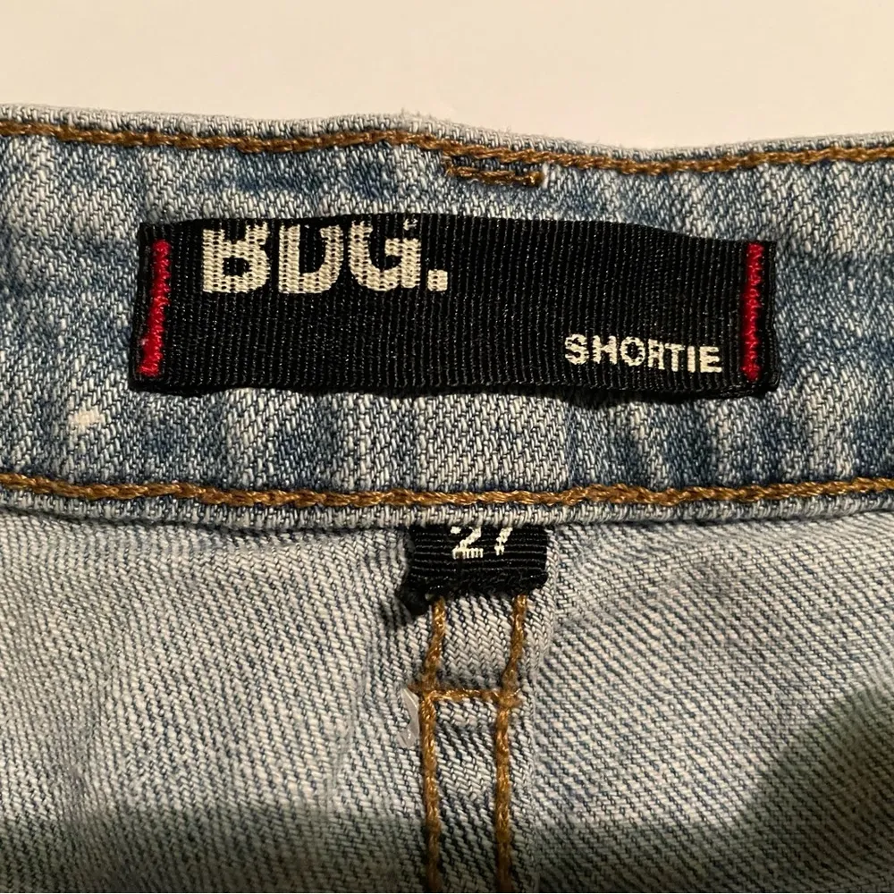 BDG. Urban Outfitters Shortie Womens Cuffed Lite Wash Denim Shorts Size 27 - Image 3