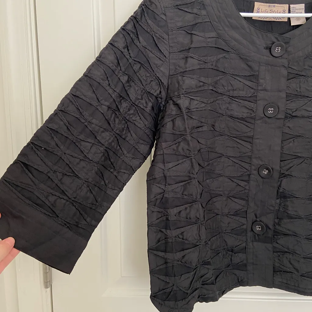 EUC Vintage Life‎ Style women’s black textured button front scoop jacket medium - Image 2