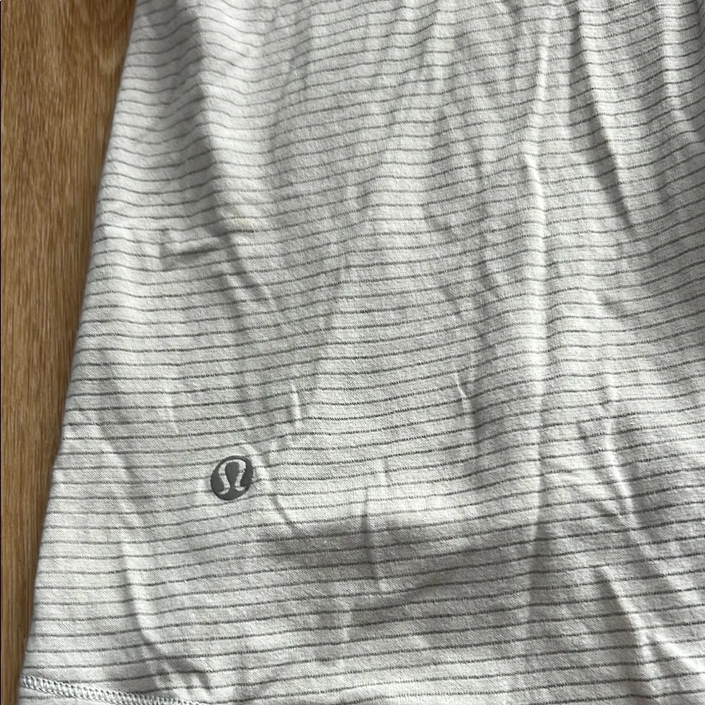 Lululemon Grey with white stripes Open flowy back sz 6 - Image 5