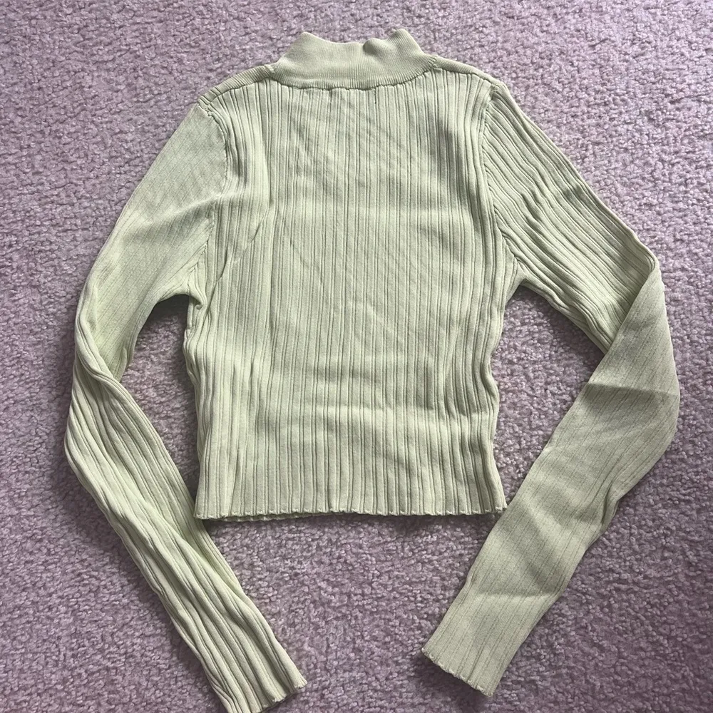 Green Turtleneck Sweater Size M - Image 2
