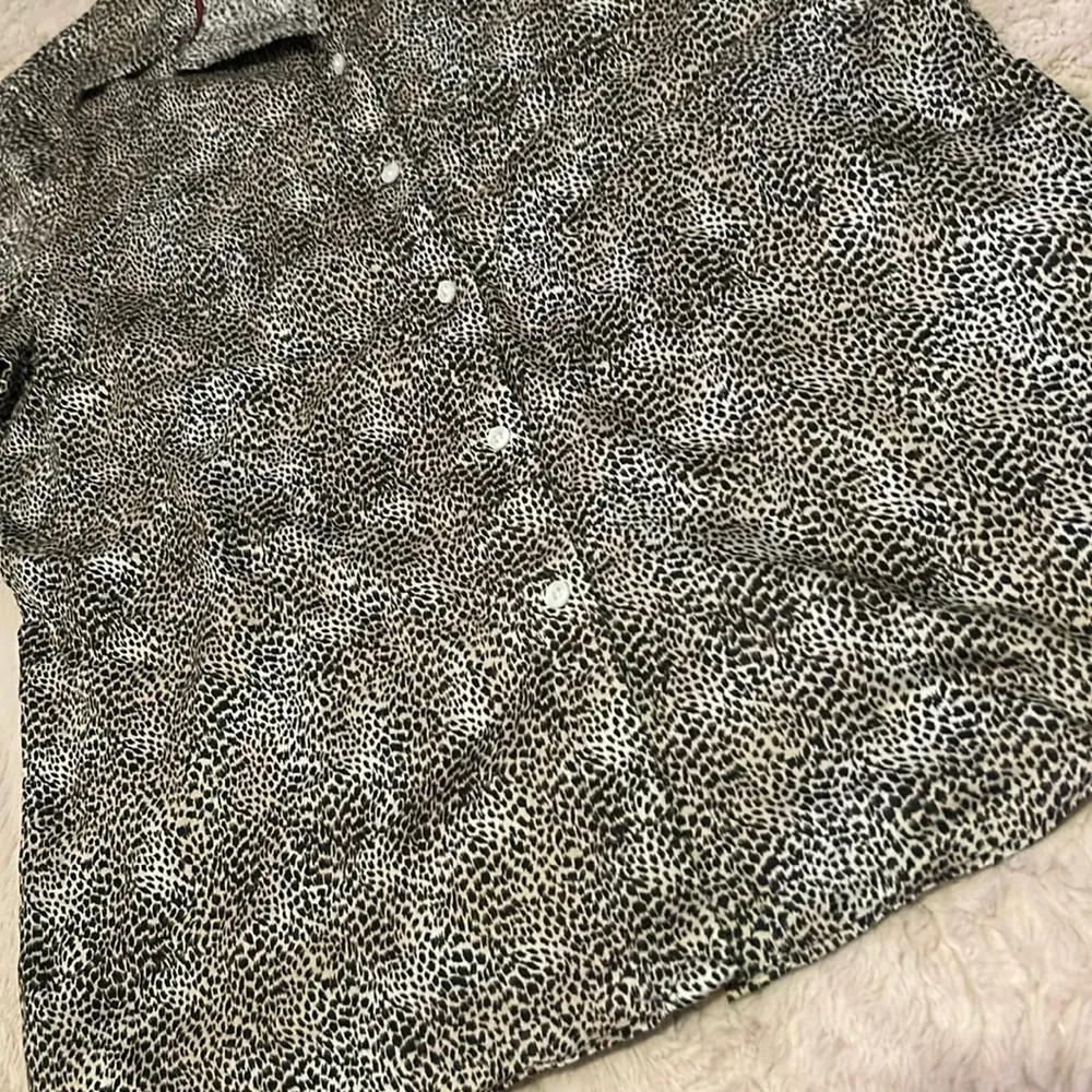 CHAPS animal print  long sleeve button down in size large - Image 5