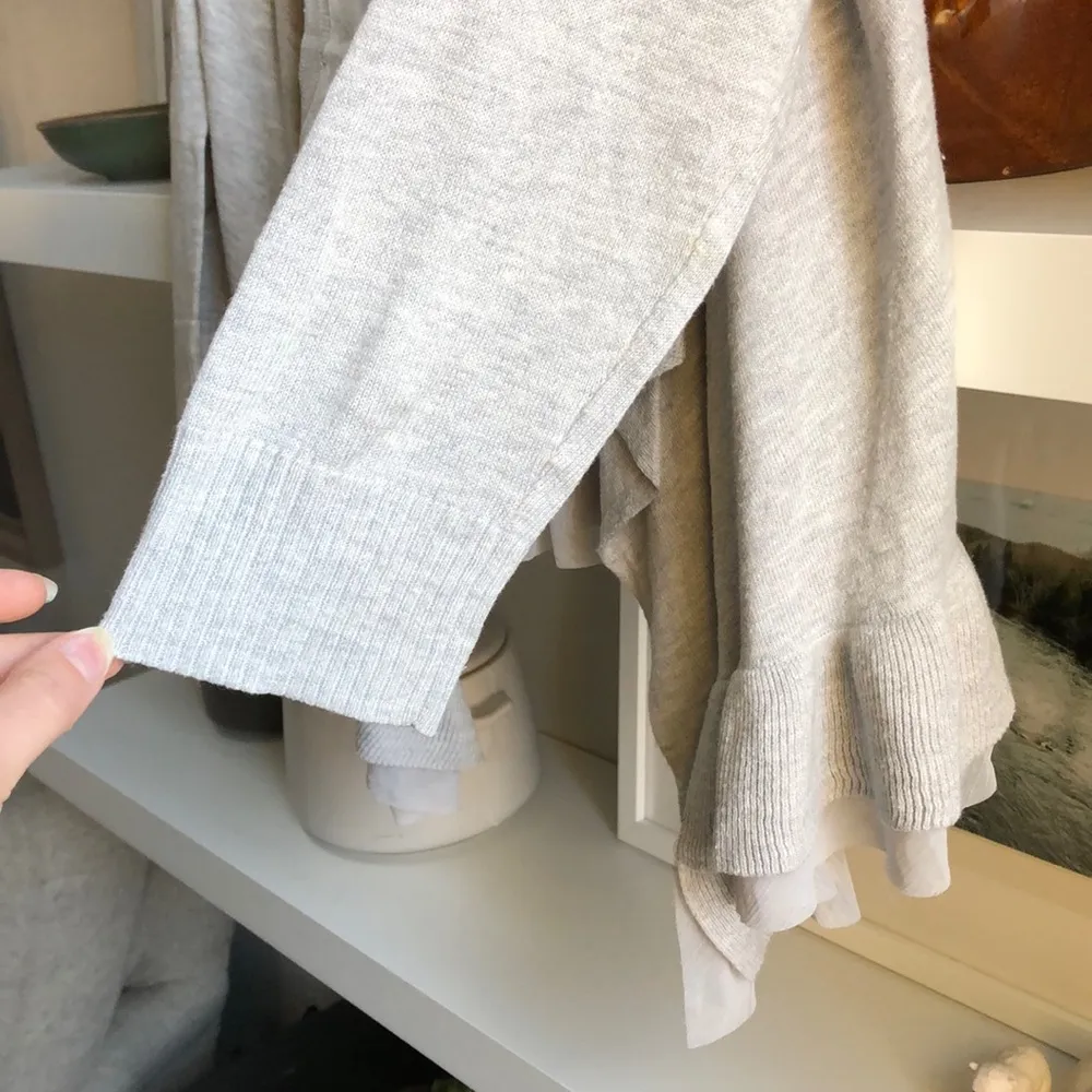 American Eagle  Gray Cropped Ruffle Cardigan Size Medium - Image 4