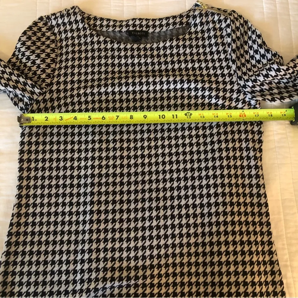 Talbots Houndstooth Zip Neck Knit Top. Size small. - Image 9