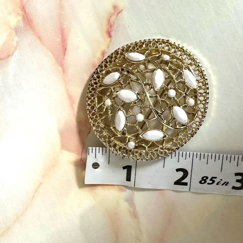 Gold tone circle Brooch with white bead pattern Gold - Image 4