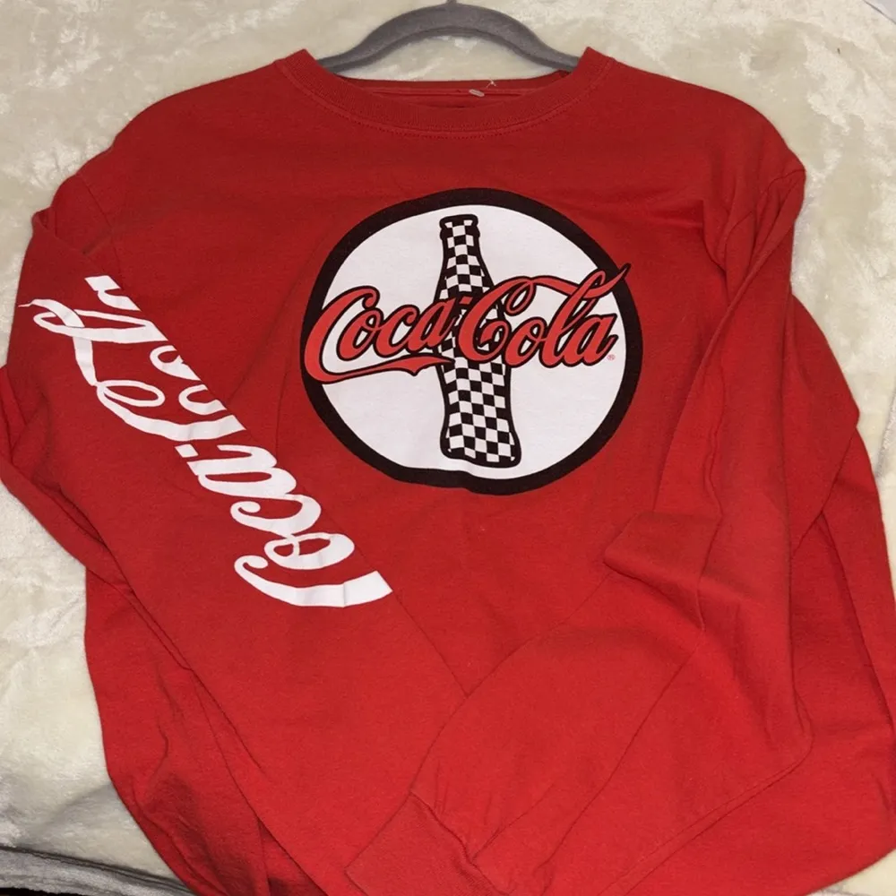 COCA COLA RED LONG SLEEVE TEE SHIRT
WITH GRAPHIC DESIGN ON FRONT SIZE MEDIUM - Image 6
