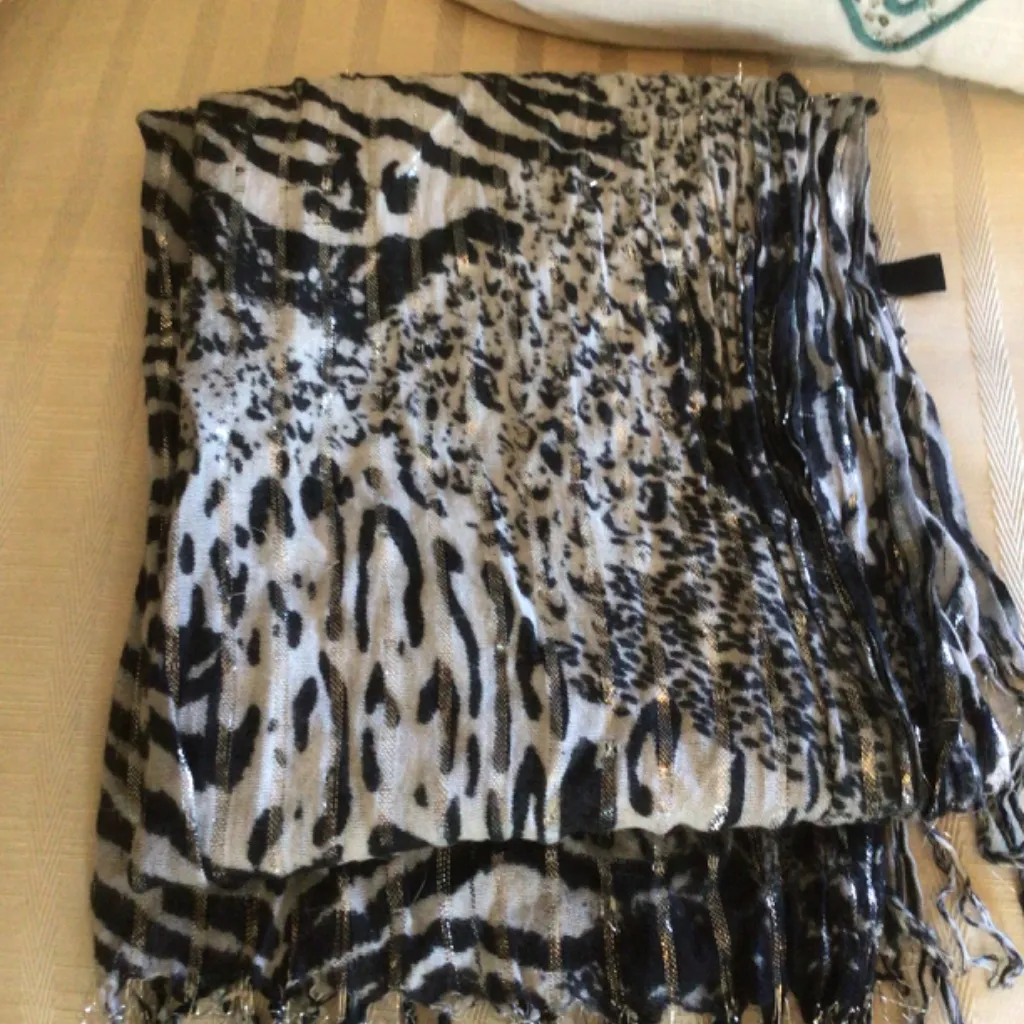 Bundle of 2 Womens Scarves black assorted - Image 9