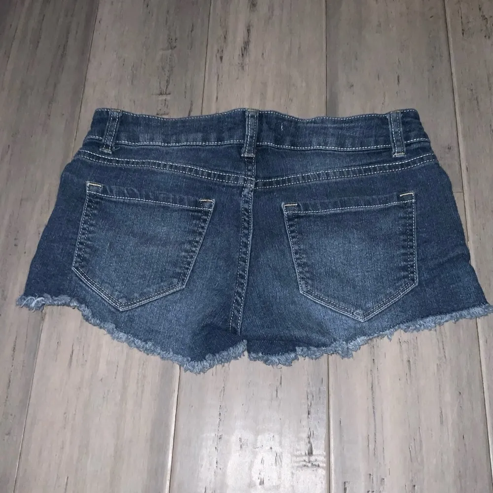 🌸3/$15🌸 No Boundaries Medium Washed Stretchy Fringe Hem Blue Jean Shorts Jr. 3 - Image 2