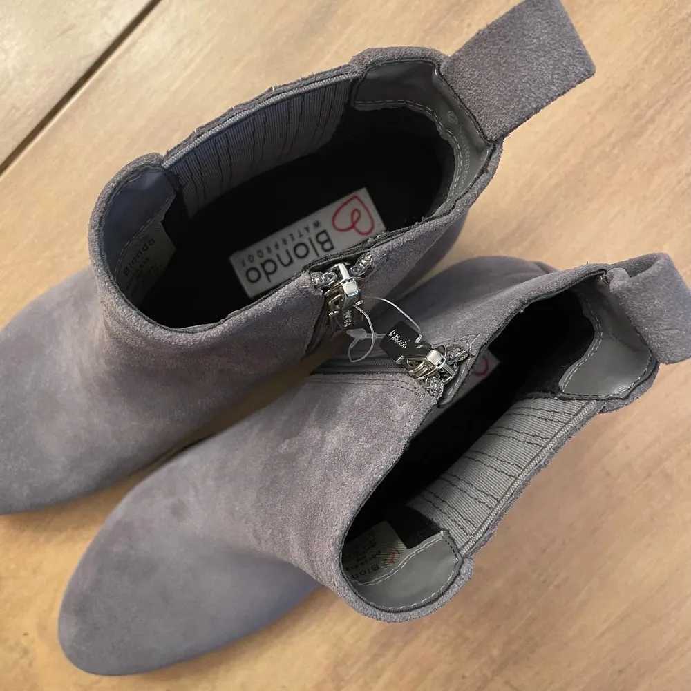 NWOT Blondo Waterproof Sydney Gray Suede Bootie Leather Side Zip Size 6 - Image 3