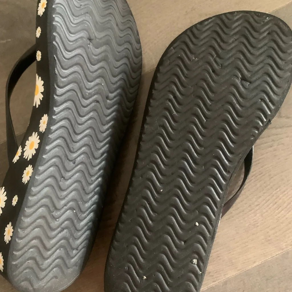 Black Flip Flops with Daisy Print Size 8 - Image 4