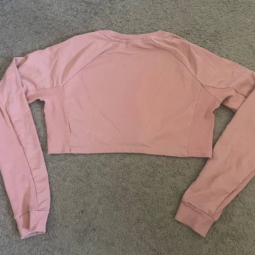 Gymshark pink cropped long sleeve shirt - Image 4