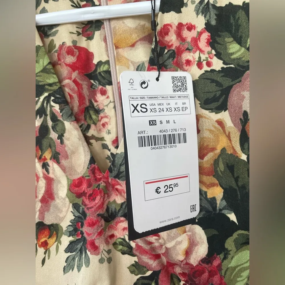 NWT Zara v-neck crop top, cream/green/pink brocade floral design, zip back; XS - Image 5