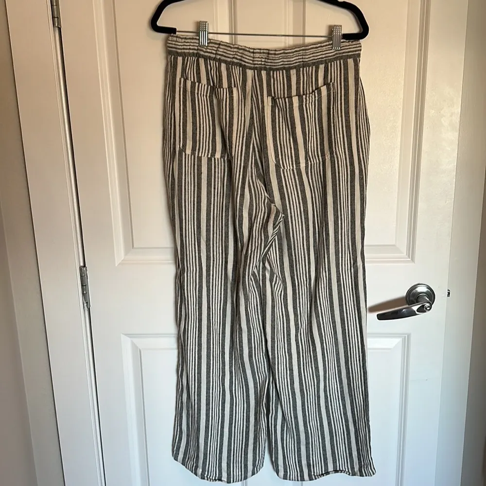 High rise, wide leg, black and cream stripe women pants, Old Navy size medium - Image 3