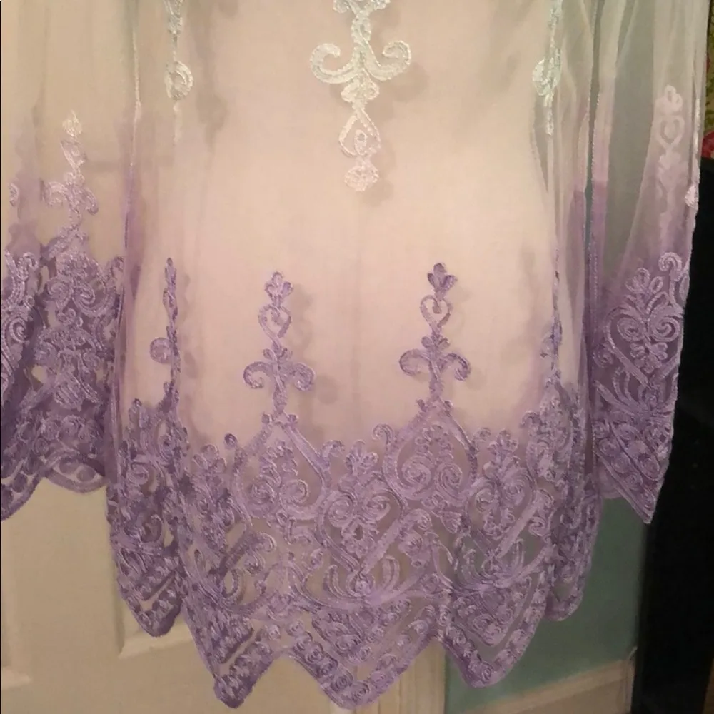 NWOT Beautiful sheer embroidered long sleeve top Size M - Image 3