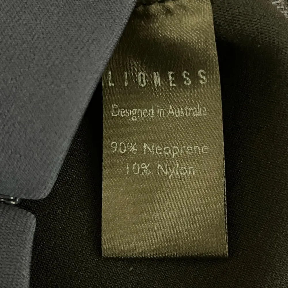 Lioness Stone Cold Crop Top Oxford Blue XXS Sporty Rashguard Surf Beach - Image 8