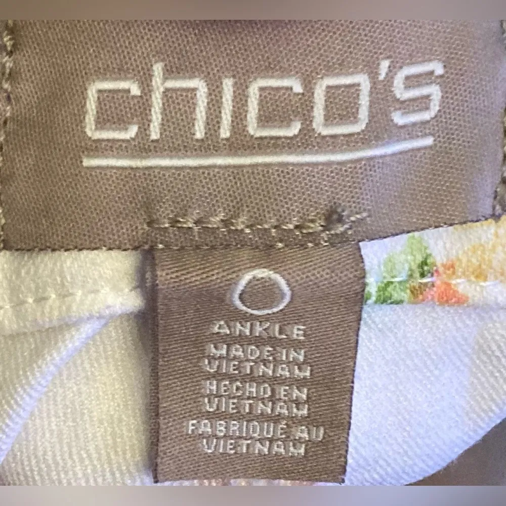 Chicos-‎ White pants with flower detailing Size 0 - Image 3