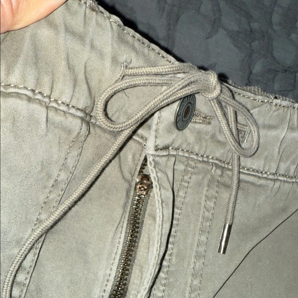 American Eagle women’s size 6 regular super stretch cargo joggers green elastic - Image 5