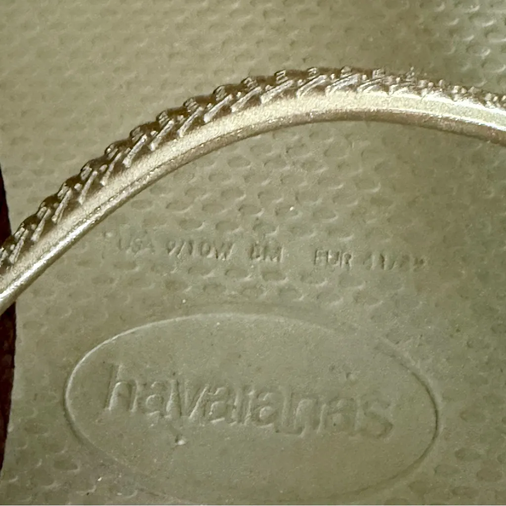 Havaianas Women's Gold Metallic Tan Flip Flops - Image 7