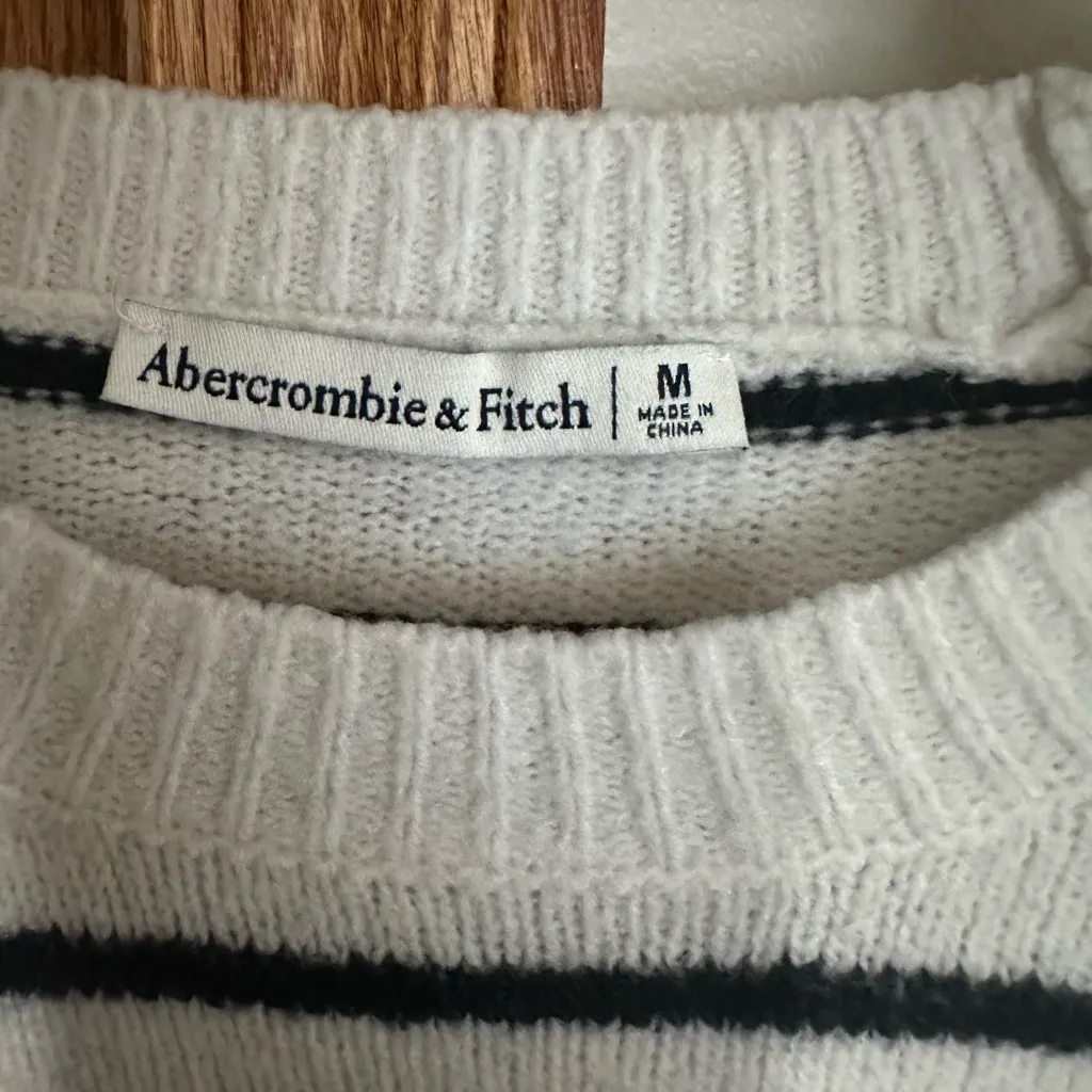 Abercrombie & Fitch Women's Black and White Striped Sweater - Image 3